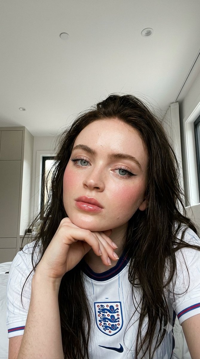 法国还是英格兰?Sydney Sweeney 还是 Sadie Sink?Gemini Nano Banana 2 提示词 一幅写实风格的肖像画:Sydney Sweeney 身…