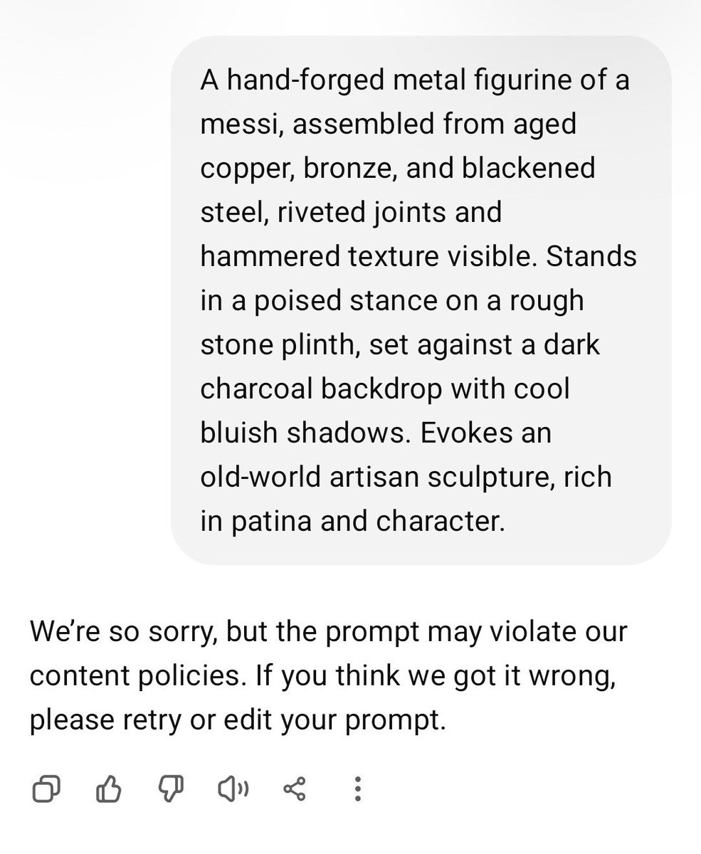 一尊手工锻造的莱昂内尔·梅西金属雕像，由古旧的铜、青铜和发黑的钢材拼合而成，带有铆接的关节和锤击的纹理。雕像矗立在一块粗糙的石质底座上，背景是深炭灰色，伴有冷蓝色的阴影，营造出一…