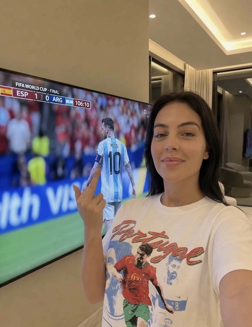 项目 主要主体 Georgina Rodríguez 站在她奢华的现代顶层公寓内，时间是 FIFA 世界杯决赛刚结束后的片刻。 她正用 iPhone 自然地使…