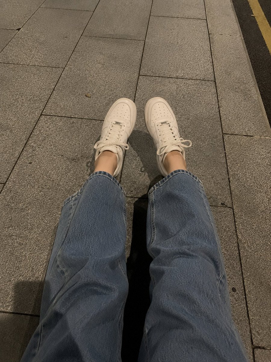 超逼真的智能手机照片:一位美丽的年轻日本女性,皮肤光滑白皙,面部自然柔和,五官精致,大而富有表现力的棕色眼睛,粉嫩有光泽的嘴唇,黑色长直发丝般顺滑,带有轻盈的侧分刘海,身穿宽松的…
