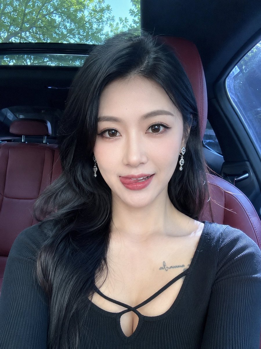 “beautiful wife”有那种人妻感吗❓ GPT-image 2 提示词 👇 创作一张写实风格的 3:4 竖版近景智能手机自拍照,主角是一位极其美丽的东亚成年女性,年龄三…