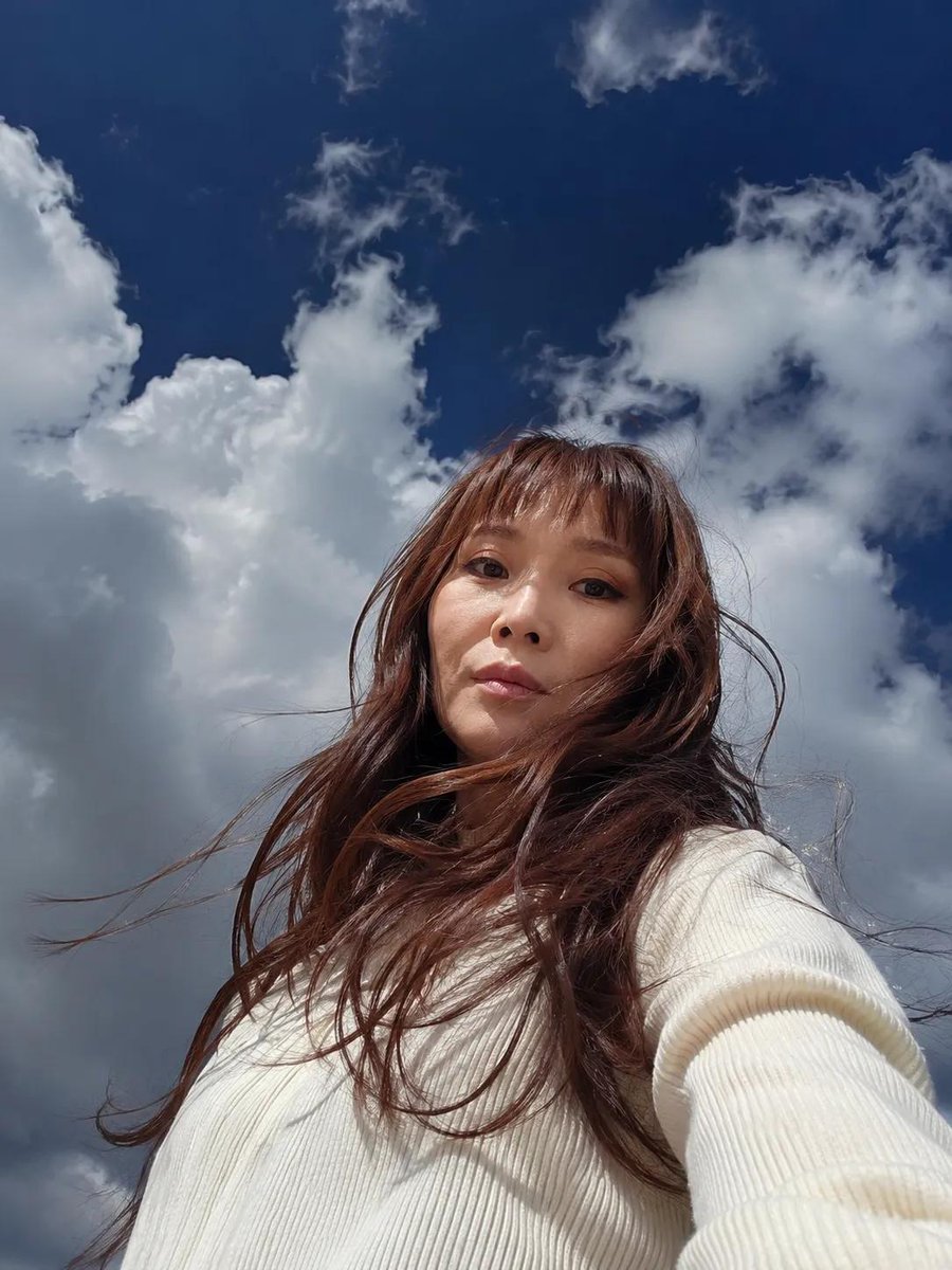 一张原始、真实的智能手机照片，具有Pinterest美感的风格，在黄金时刻拍摄。无CGI，无AI生成效果，也无过度修图。美丽、健康、光滑的皮肤，具有真实的毛孔和自然的肌肤纹理。从…