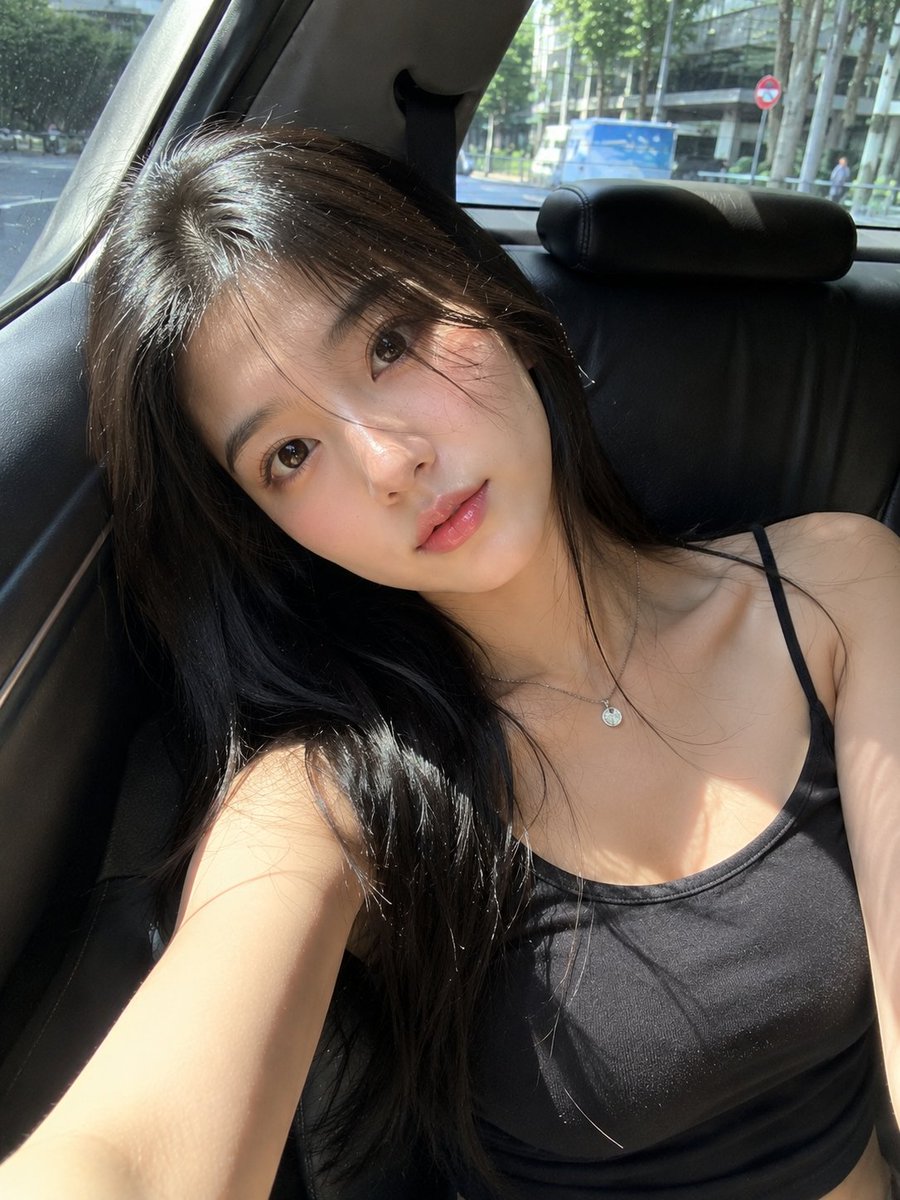 一张超写实的智能手机自拍照，主体是一位美丽的年轻日本女性，拥有光滑的瓷白肌肤、柔和自然的五官、大而温暖的棕色眼睛、自然泛红的脸颊、有光泽的粉色双唇，以及在阳光…