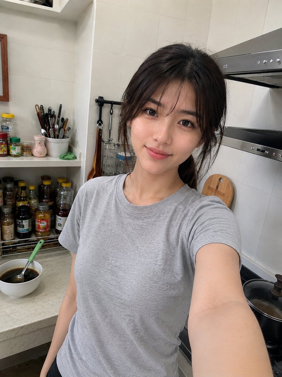 使用 GPT image 2 创建 提示词 > 一张 RAW、超逼真的智能手机照片，画面中一位美丽的年轻亚洲女性自然地站在一个现代化的家庭厨房里。她拥有白皙的瓷质肌肤、深棕色的大…