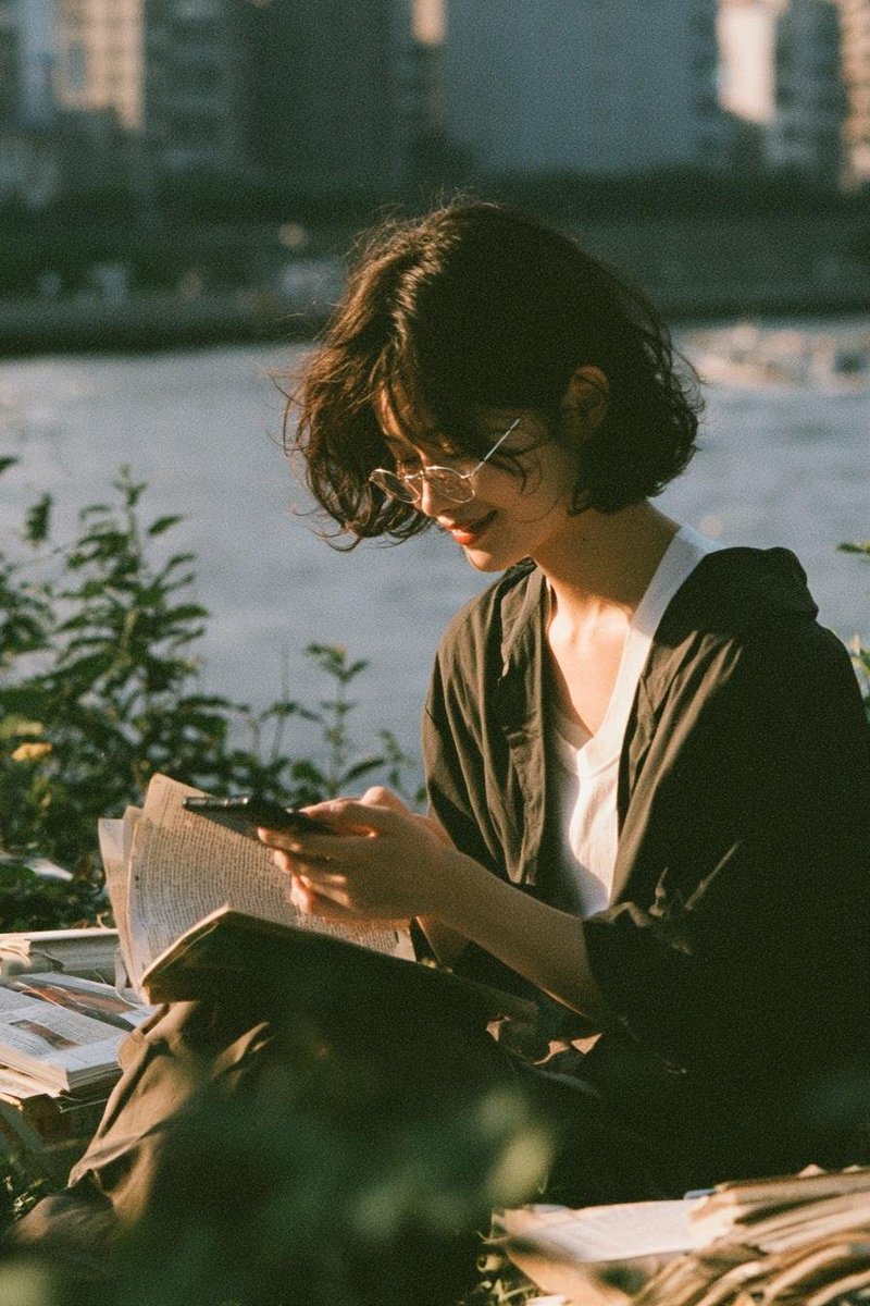 GPT IMAGE 2 于 Chatgpt 提示 1(在花园中放松) > 超写实电影感人像,一位年轻女性在黄金时刻的郁郁葱葱的花园中户外放松,双眼轻轻闭起,面带安详微笑,齐耳短款…