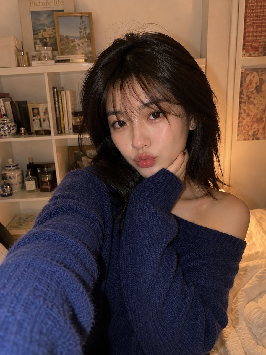 GPT image 2 on chatgpt Prompt 在温馨卧室内的智能手机自拍照，年轻美丽的东亚女性。她拥有瓷白肌肤、深棕色大而灵动的双眼、自然饱满的双唇、小巧挺直的鼻梁…