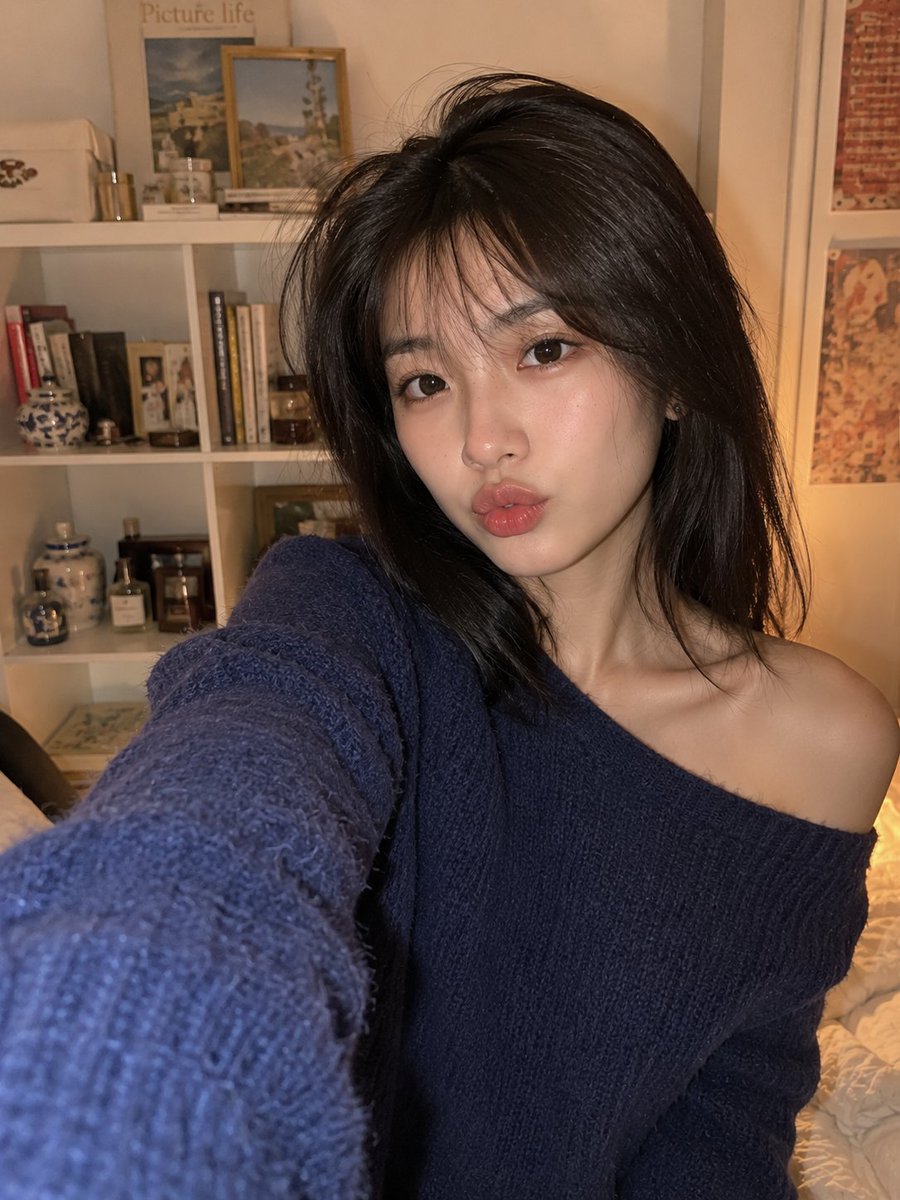 GPT image 2 on chatgpt Prompt 在温馨卧室内的智能手机自拍照，年轻美丽的东亚女性。她拥有瓷白肌肤、深棕色大而灵动的双眼、自然饱满的双唇、小巧挺直的鼻梁…