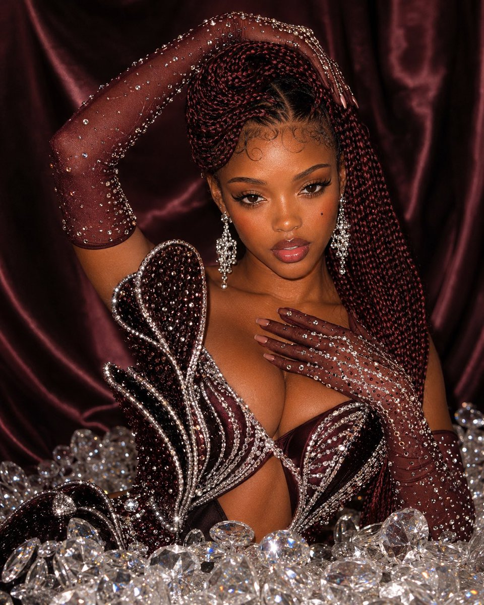 GPT Image 2 创建一张照片般真实的垂直紧身定制时装美妆人像，画面中一位魅力四射的成年女性斜倚或半坐于一大堆散落的透明刻面水晶之中。她身穿一条华丽的白色镶水晶雕塑感礼服…