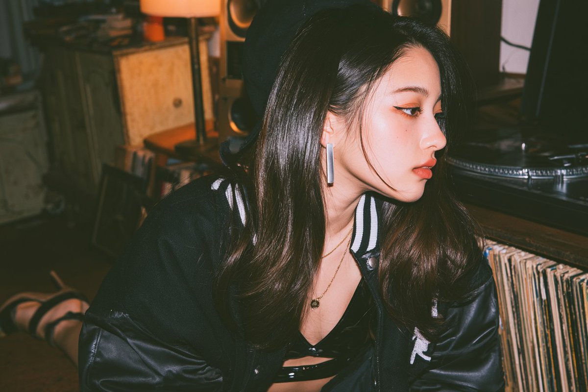 20岁东亚女性的照片级真实感编辑肖像，纤长的鹅蛋脸，杏仁状深棕色眼瞳且眼尾上扬，双眼皮，深色拱形眉，纤细鼻梁，哑光玫瑰缎面唇色。高挑运动型沙漏身材，深栗色长发…