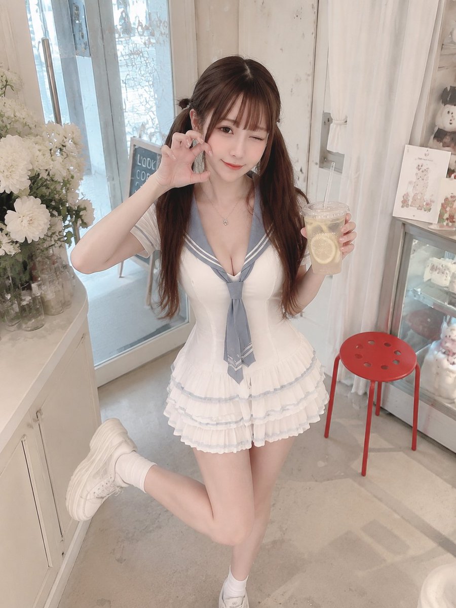 【韩系双马尾女孩 · 清新甜美写真｜通用模板】 3:4竖幅真人手机摄影，成年女性角色扮演写真，韩系小清新甜品店 / 可爱咖啡店 / 浅色窗边场景，真实生活抓拍感，不像影楼摄影；i…