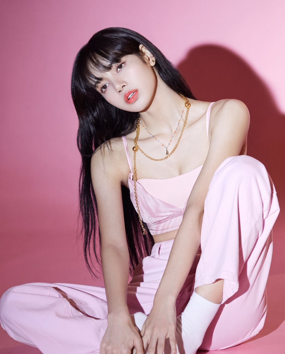 超写实编辑时尚人像：一位美丽的年轻东亚女性，面部特征精致，皮肤瓷白细腻，身材纤细。她拥有长直的乌黑秀发，自然垂落于肩部和胸前，蓬松柔软的刘海点缀额前。妆容清新…