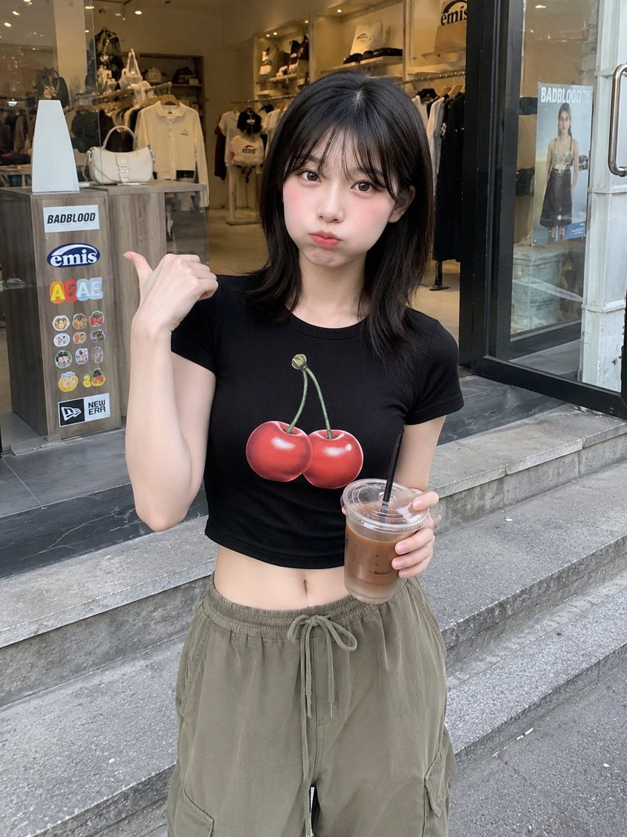 使用 GPT image 2 创建 { "prompt": "RAW 超写实智能手机照片，一位可爱的年轻日本女性站在一家时髦的服装精品店外。她拥有白皙的瓷器肌肤、深褐色的大眼睛、…