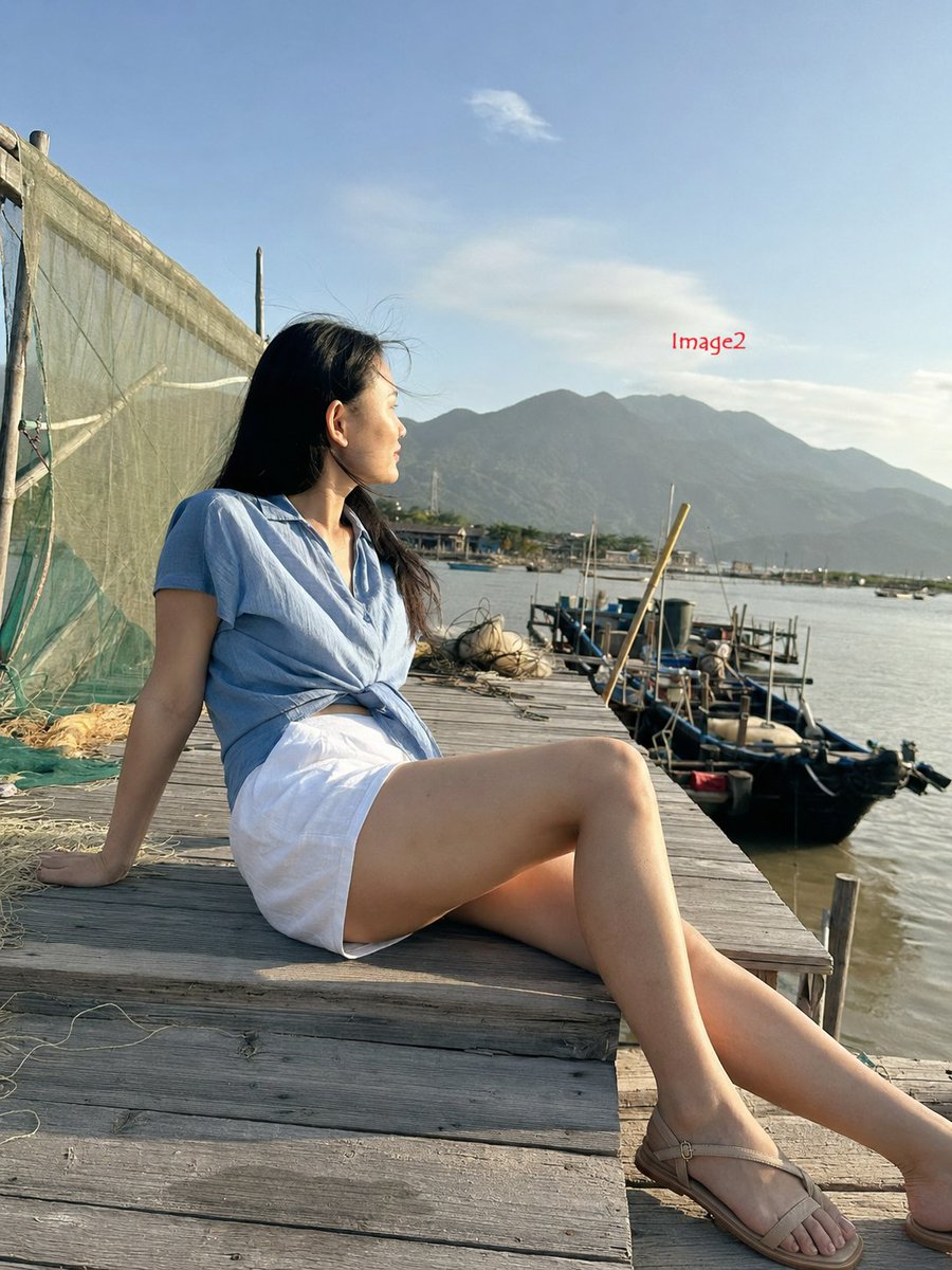 3:4, iPhone 17 26mm 广角镜头拍摄的真实生活抓拍照片。 主体:26 岁以上中国女性,身材纤细,比例自然,浅蓝色短袖衬衫在腰间打一个柔和的结,白色亚麻短裤长度及大…