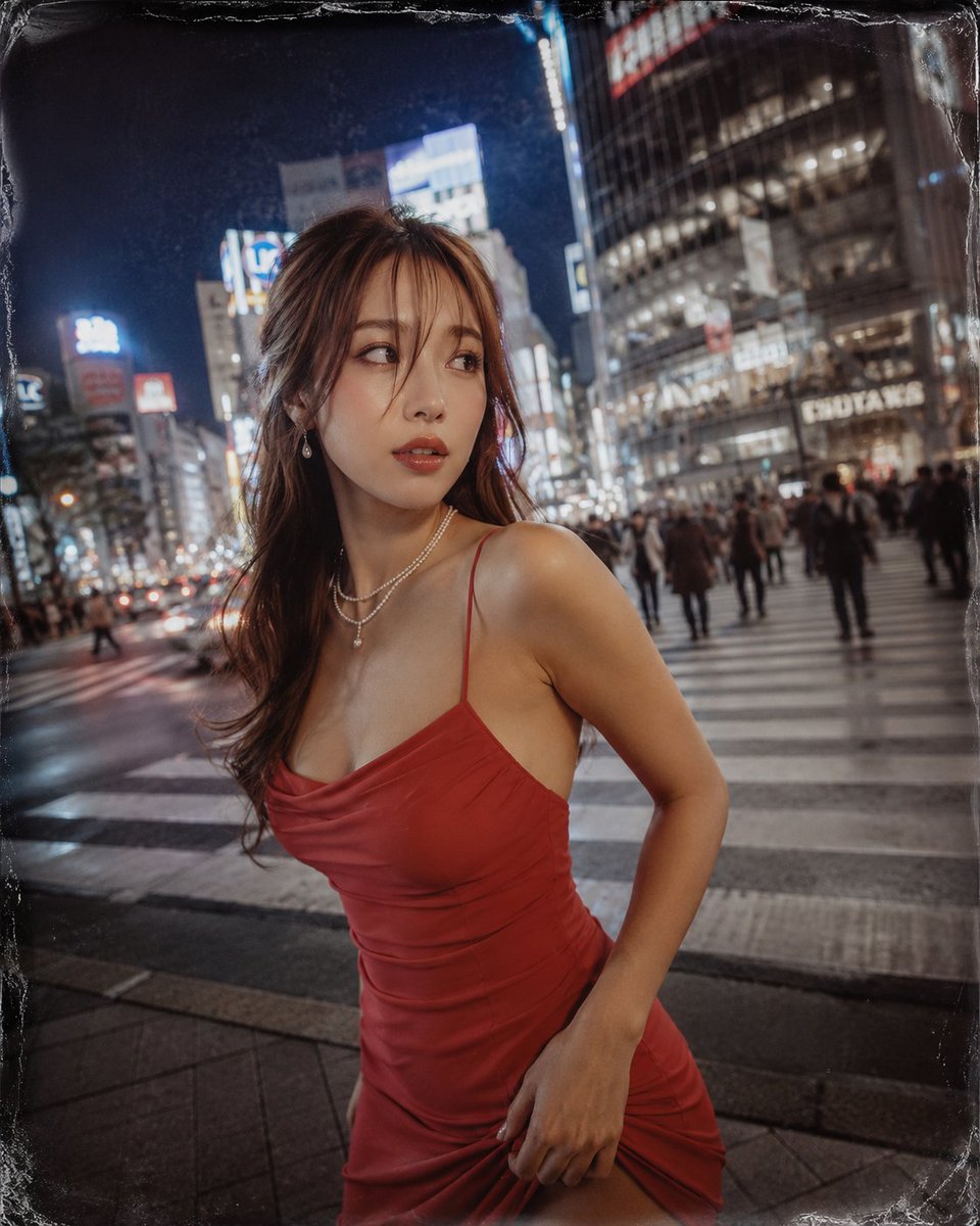 创作一张摄影写实风格的时尚编辑人像。一位20多岁的性感惊艳的日韩女性。佩戴小巧的水滴形宝石耳饰细节,精致低调的闪耀感与多层珍珠项链细节,柔和低调的珍珠点缀,身材紧致健美的女性体态…