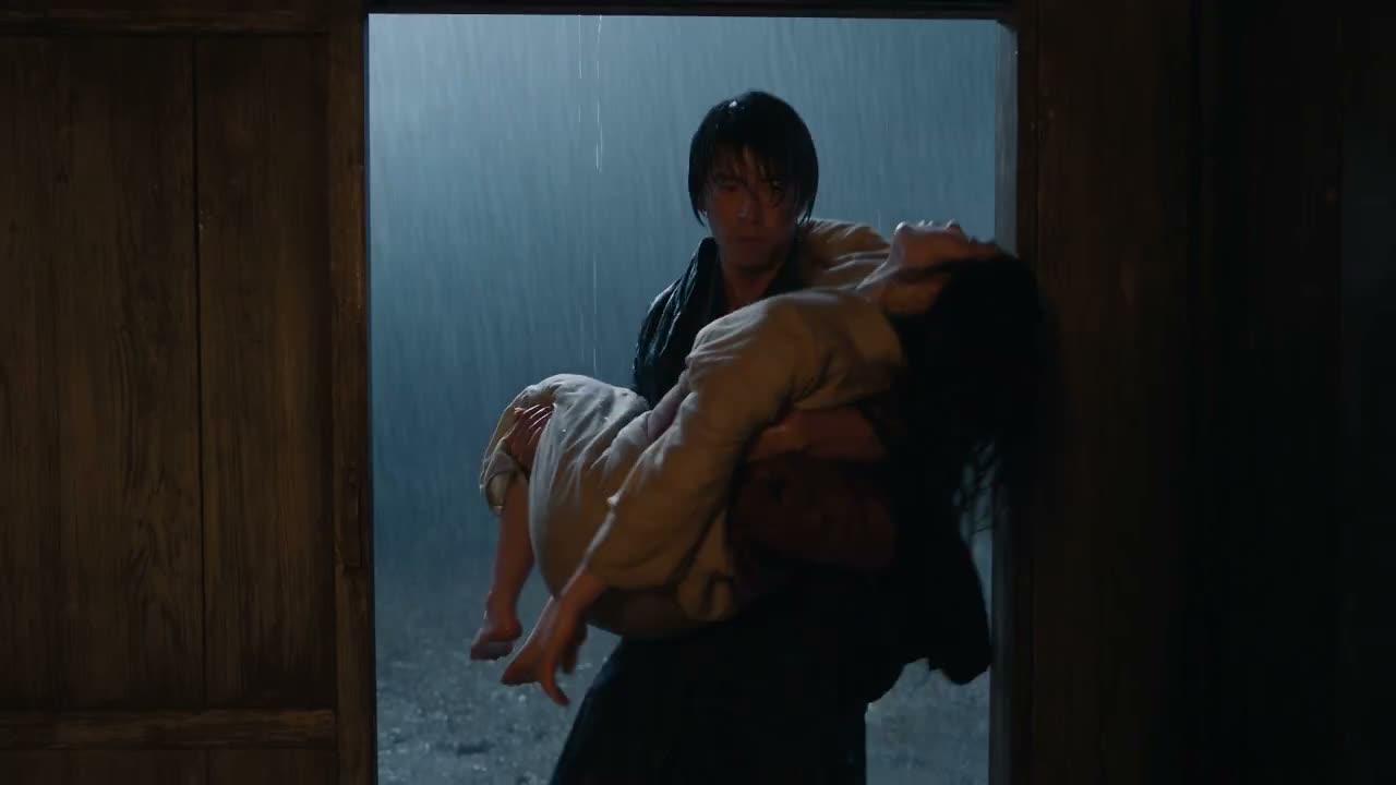 场景背景 一位年轻的日本男子在雨中怀中抱着一名疲惫不堪的年轻女子，走进一座古旧的木制望楼避难所。他将她轻放在一条木凳上，然后脱下自己的外套披在她身上，让她不会…