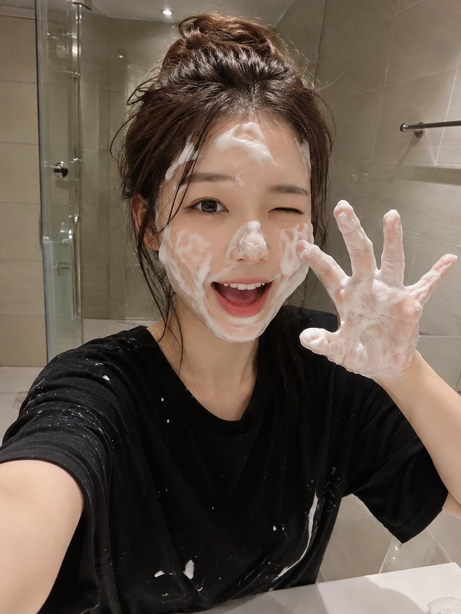 使用 GPT image 2 创建 { "prompt": "一张 RAW 超写实的智能手机照片,一位可爱的年轻日本女性在现代浴室中进行护肤流程。她拥有白皙的瓷器肌肤、富有表现力…