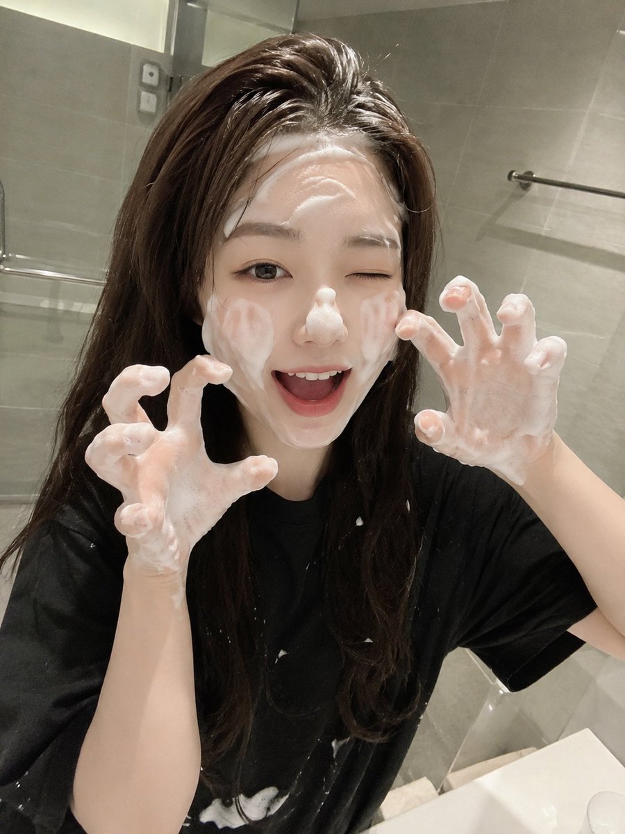 使用 GPT image 2 创建 { "prompt": "一张 RAW 超写实的智能手机照片,一位可爱的年轻日本女性在现代浴室中进行护肤流程。她拥有白皙的瓷器肌肤、富有表现力…