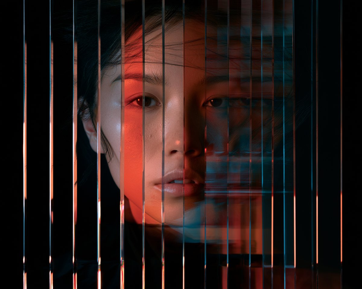 精致的影棚肖像：一位优雅的年轻成年女性，由十二块垂直悬挂的透明亚克力板重建而成，每块板揭示[INNER WEATHER]的一个不同视觉片段，所有层像爆炸展开的技术图纸一样横向分离…