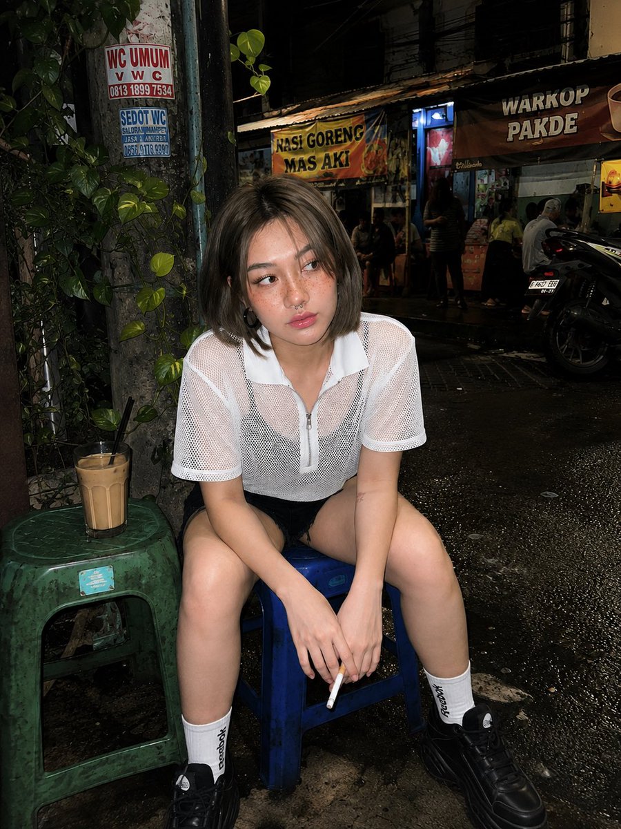 使用上传的参考照片生成一张图像,不要改变脸部 主体:一位年轻女性,皮肤白皙,自然呈玫瑰色,脸颊和鼻子上有淡淡的天然雀斑,给人一种天真年轻的感觉。她留着短而有层次的灰棕色波波头,中…