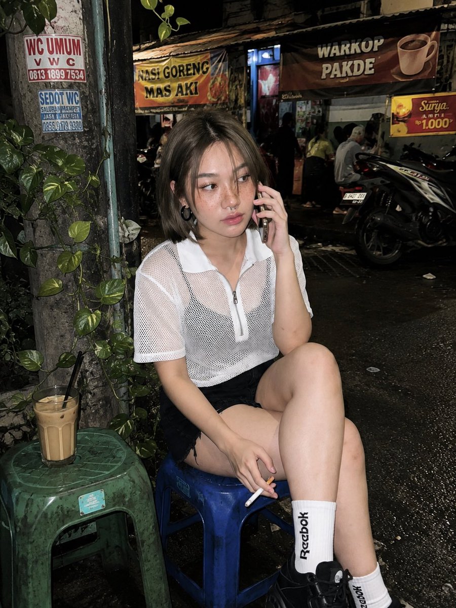 使用上传的参考照片生成一张图像,不要改变脸部 主体:一位年轻女性,皮肤白皙,自然呈玫瑰色,脸颊和鼻子上有淡淡的天然雀斑,给人一种天真年轻的感觉。她留着短而有层次的灰棕色波波头,中…