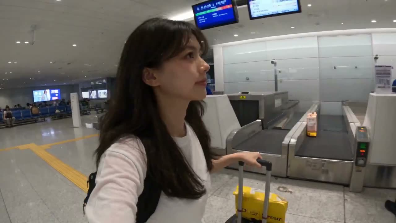 全程保持 @ image1 中完全一致的脸部、发型、身份、肤色和身体比例。一段 30 秒的写实风格智能手机旅行 vlog，全程以真实的手机录制方式拍摄，包含自…