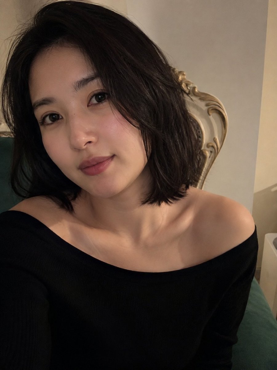 超现实、令人无法抗拒的吸睛特写智能手机人像,拍摄一位美丽年轻女性于安静私密的室内场景中,专为在 X 上浏览时瞬间抓住注意力而设计。她拥有自然美丽的面庞,肌肤光滑透亮,隐约透出淡淡…