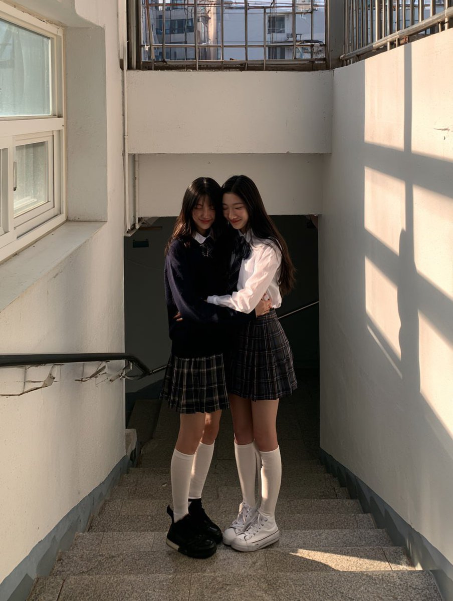 Nano banana pro 宣传与电影感提示 ⤵️ 2名女高中生站在学校楼梯上，温暖地相互拥抱，带着含蓄幸福的微笑，彼此对视而非看镜头，没有察觉被拍摄，抓拍瞬间，真实的韩国学…
