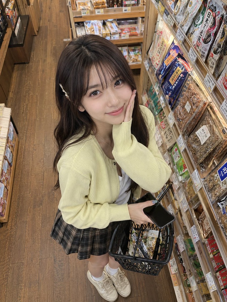 GPT image 2 via higgsfield 超写实的抓拍生活摄影：一位年轻的东亚女性在日本一家温馨的杂货店内购物，从现代智能手机摄像头的高角度俯视拍摄。她有着丝般柔顺的…