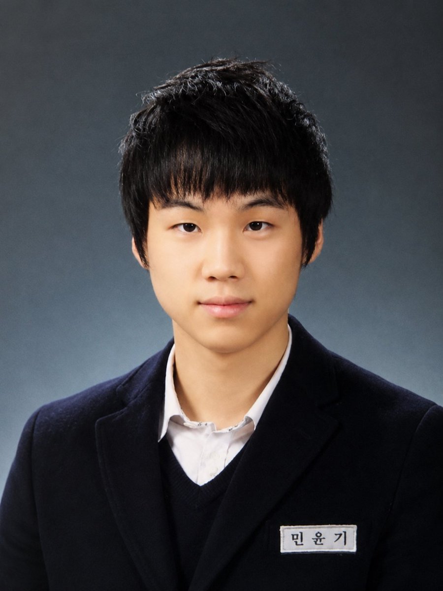 超写实专业学校年鉴肖像,一位年轻东亚男性,居中并直接面向镜头,带着平静、微妙的微笑。他有白皙光滑的自然皮肤、柔和的面部特征、深色杏仁形眼睛、笔直的眉毛、干净的青春外貌,以及浓密的…