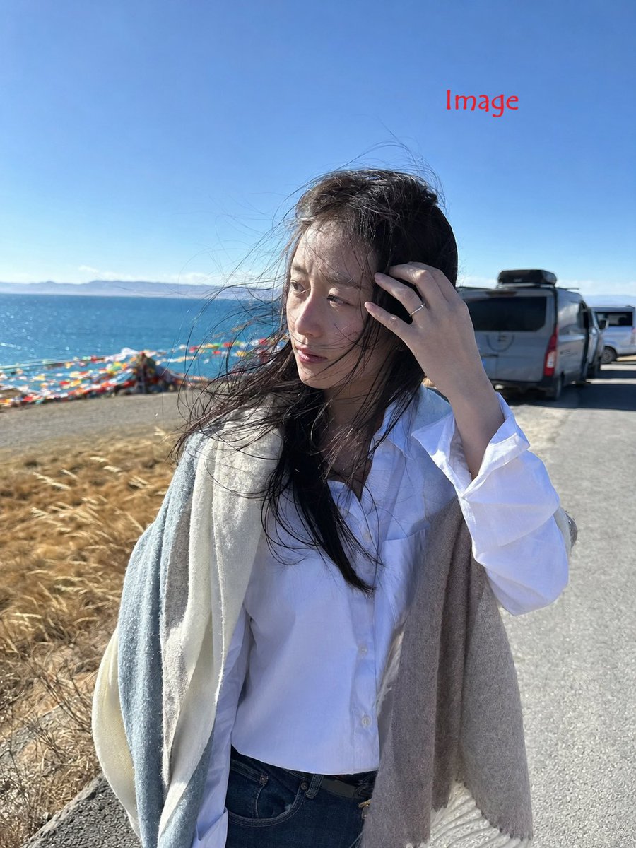 3:4，iPhone 17 后置摄像头搭配 26mm 广角镜头拍摄的写实抓拍照片。 主体：28 岁以上身材纤细的中国女性，身着宽松白衬衫、深蓝色牛仔裤、短靴，肩上披着柔软的披肩…