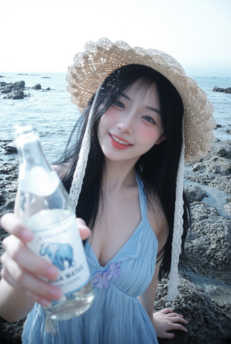 男友第一人称POV自拍视角,2010s年代iPhone 5s原生抓拍风格,低分辨率影像,画面轻微失焦模糊,明显胶片颗粒,轻微动态拖影,局部过曝发白,冷蓝色调,低对比度,梦核甜丧朦…