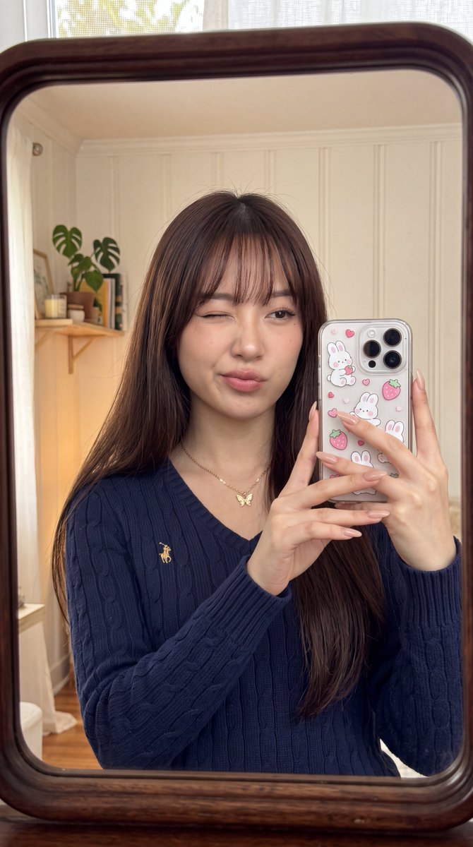 [Nano Banana 2 提示词] | ar 9:16 4K 创建于 @TopviewAIhq @topviewaijp #Topview 一位美丽的年轻东亚女性正在拍摄镜子…