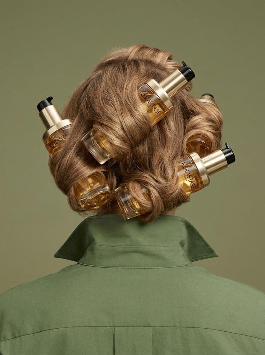 Nano banana pro 宣传电影感提示词💇‍♀️ ⤵️ 从后方拍摄的棚拍产品照片，模特拥有浅棕色波浪状/卷曲的头发， 塑造成大体积的丰盈卷发，从后脑勺…