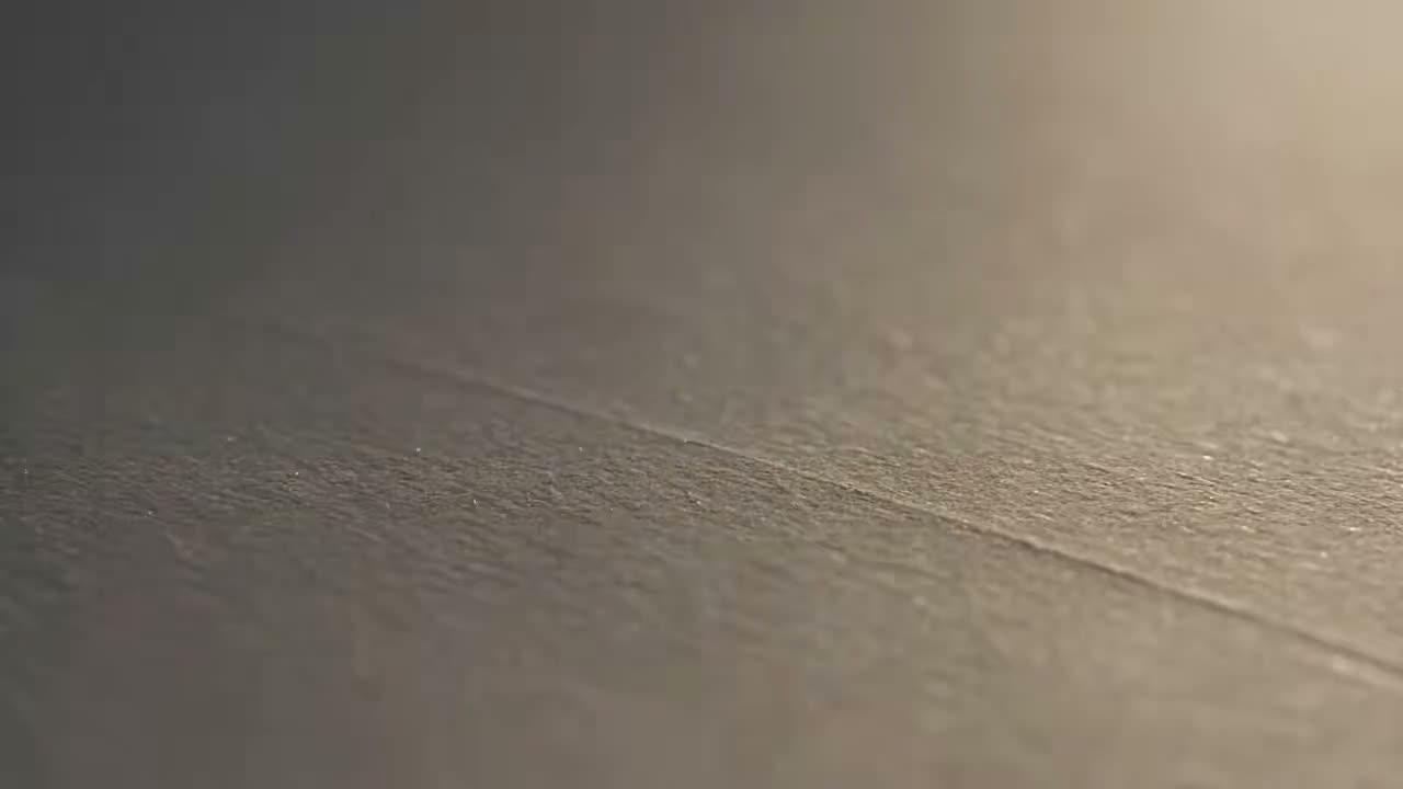 30秒电影短片 创作一段30秒的电影化序列,具备一线大片的视觉规范。整个世界完全由纸张、硬纸板、油墨以及精致的手工材料构成。 00:00–00:05 — 第一…