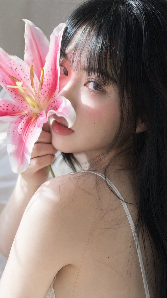 [GPT Image 2 Prompt] ar 9:16 4K High 一位年轻东亚女性的柔和、亲密的特写肖像，她留着黑色长直发，齐刘海修饰着脸庞。她拥有白皙光滑的肌肤，呈现出…