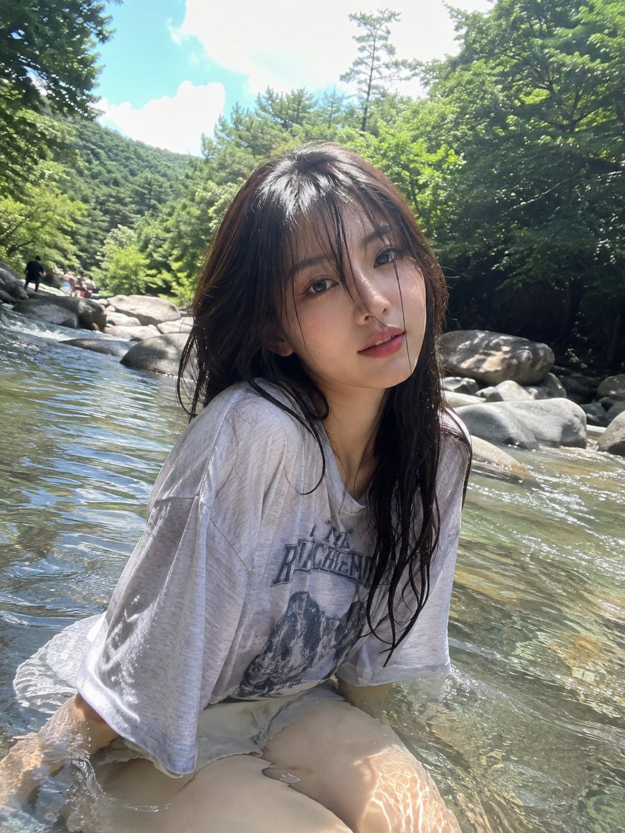 超写实、抓拍感的户外照片:晴朗的夏日,一位年轻成年东亚女性坐在清澈的浅山溪中。她留着笔直的深棕黑色头发,自然湿润的头发轻轻贴在脸上,柔软轻盈的刘海和几缕松散发丝勾勒着她的脸颊。她…
