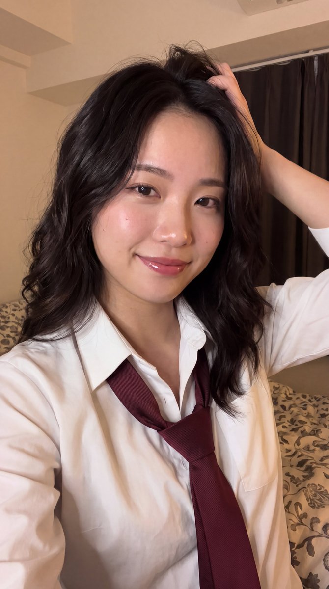 [Nano Banana 2 Prompt] ar 9:16 4K 一张特写自拍照肖像,一位年轻东亚女性,深棕色长卷发披散在肩上。她俏皮地用右手穿过头顶附近的头发,直视镜头,带着…