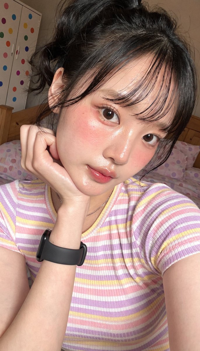[Recraft V4.1 提示词] ar 9:16 Pro 一位年轻东亚女性的近距离自拍照肖像，皮肤白皙水润有光泽，妆容自然柔和。她有一双大而有神的深棕色眼睛，长长的睫毛，脸颊…