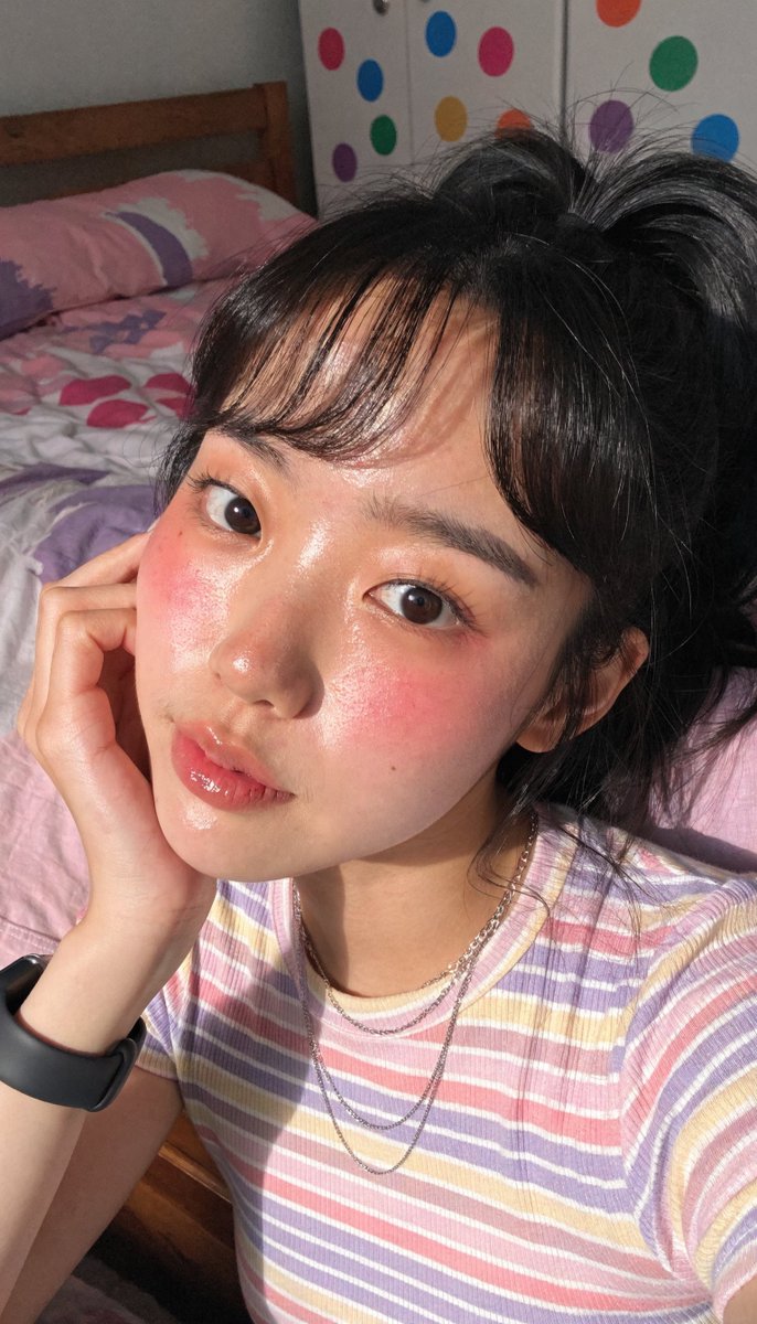 [Recraft V4.1 提示词] ar 9:16 Pro 一位年轻东亚女性的近距离自拍照肖像，皮肤白皙水润有光泽，妆容自然柔和。她有一双大而有神的深棕色眼睛，长长的睫毛，脸颊…
