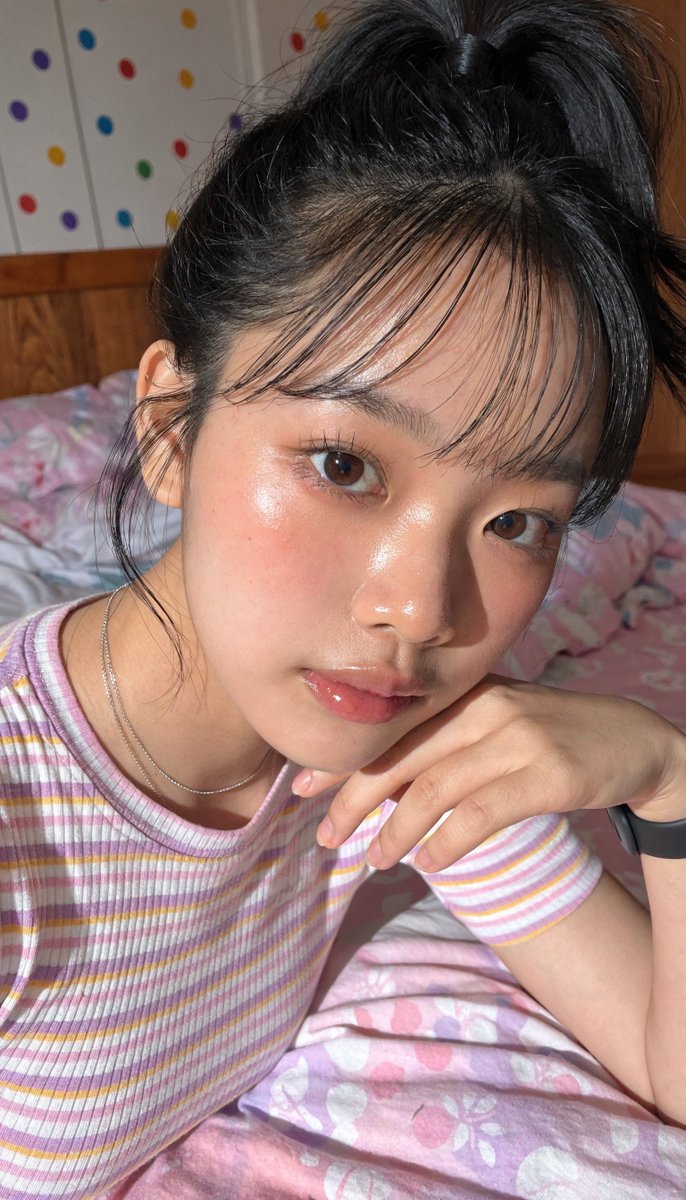 [Recraft V4.1 提示词] ar 9:16 Pro 一位年轻东亚女性的近距离自拍照肖像，皮肤白皙水润有光泽，妆容自然柔和。她有一双大而有神的深棕色眼睛，长长的睫毛，脸颊…
