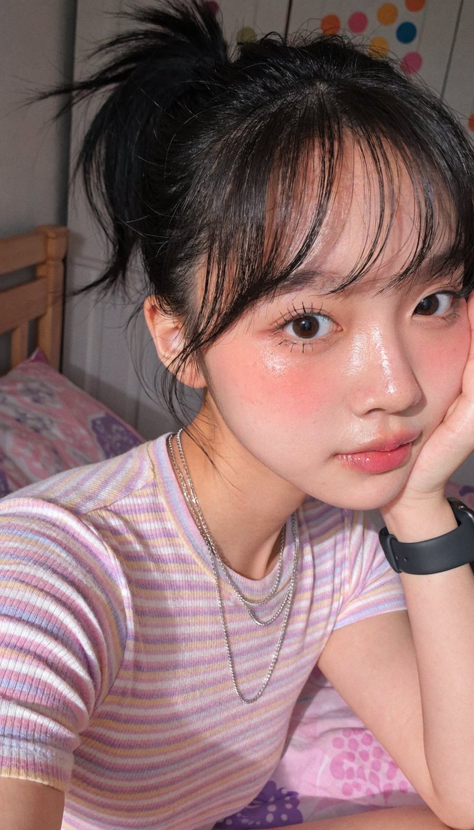 [Recraft V4.1 提示词] ar 9:16 Pro 一位年轻东亚女性的近距离自拍照肖像，皮肤白皙水润有光泽，妆容自然柔和。她有一双大而有神的深棕色眼睛，长长的睫毛，脸颊…