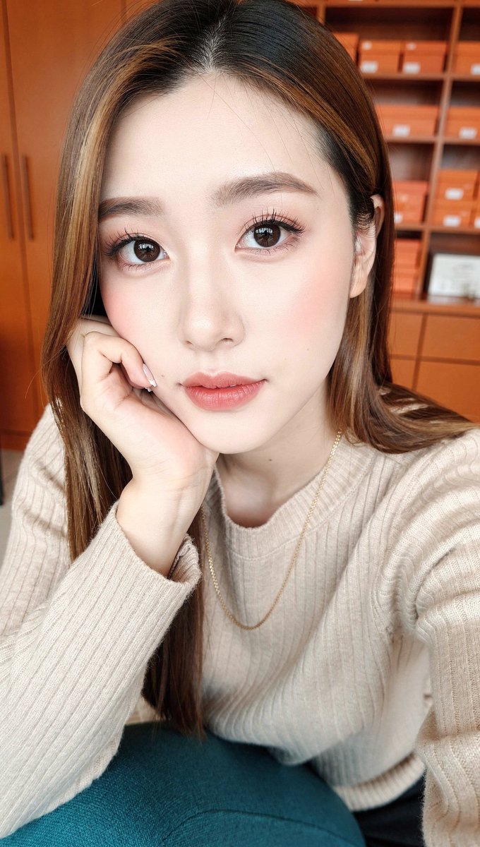[FLUX.2 Pro 提示词] ar 9:16 2K 一张年轻东亚女性的近距离自拍式肖像，她有着长而顺直的丝滑长发，柔和的暖棕色挑染垂落在肩头。她拥有白皙的瓷感肌肤、天然妆容下…