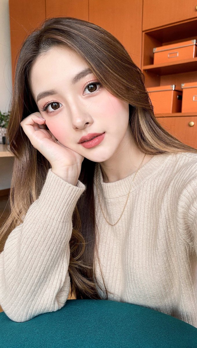 [FLUX.2 Pro 提示词] ar 9:16 2K 一张年轻东亚女性的近距离自拍式肖像，她有着长而顺直的丝滑长发，柔和的暖棕色挑染垂落在肩头。她拥有白皙的瓷感肌肤、天然妆容下…