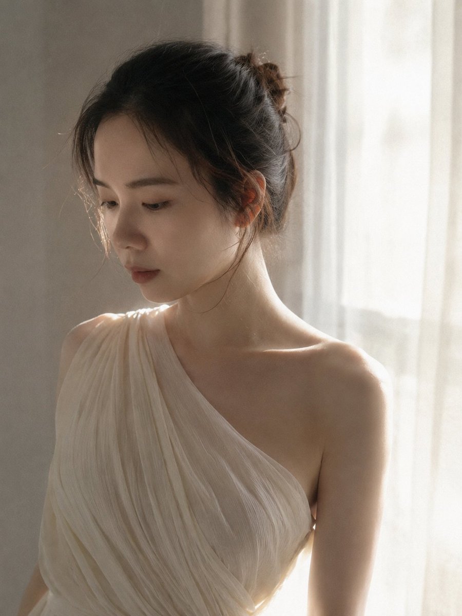 只能生成美丽帅气的东亚面孔。这是一张超写实、电影感的自然光竖构图肖像，展示了一位东亚年轻女性的半身侧面肖像。她站在明亮的窗户旁，头微微低垂，眼神向下，神情安静…