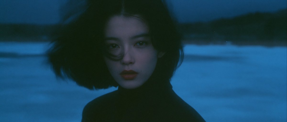 以电影《情书》的风格为基调，呈现岩井俊二的影像美学。一位身着深色冬季校服的中国女孩站在冰封的湖面上。整体采用清冷的青蓝色调，画面洁净极简，笼罩在阴天柔和的漫射光下，以35毫米胶片…