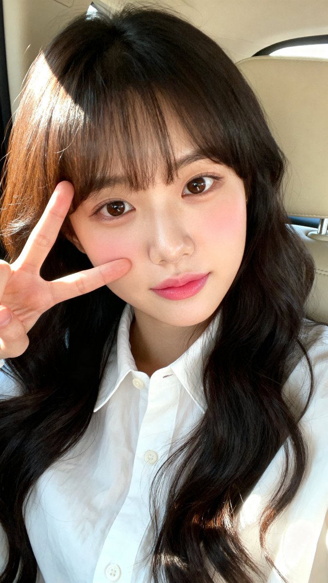 [Seedream 4.0 Prompt] ar 9:16 High 一张年轻东亚女性（韩国外貌）的特写自拍肖像，皮肤白皙光滑，五官柔和自然。她留着长长的、略带波浪的深棕至黑色头…