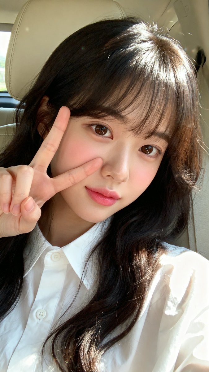 [Seedream 4.0 Prompt] ar 9:16 High 一张年轻东亚女性（韩国外貌）的特写自拍肖像，皮肤白皙光滑，五官柔和自然。她留着长长的、略带波浪的深棕至黑色头…