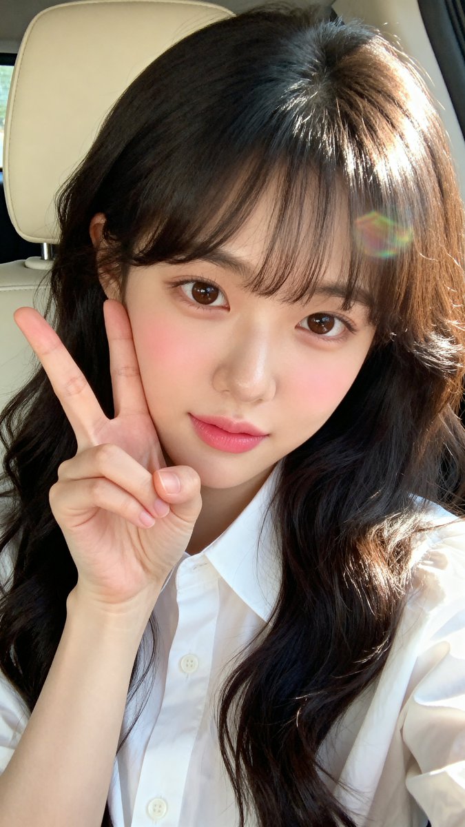 [Seedream 4.0 Prompt] ar 9:16 High 一张年轻东亚女性（韩国外貌）的特写自拍肖像，皮肤白皙光滑，五官柔和自然。她留着长长的、略带波浪的深棕至黑色头…