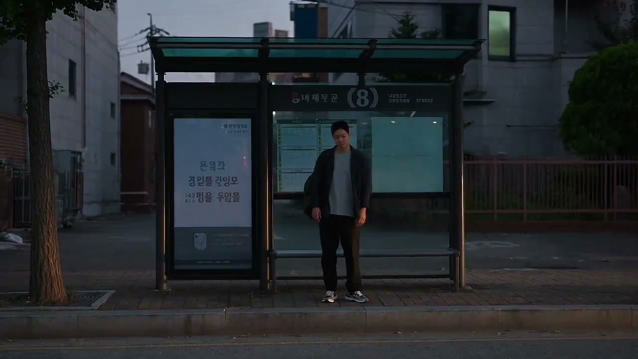 黄昏时分的韩国城市逼真实景画面，仅有两名成年韩国角色。严格保留 Seolran 和 Mujin 来自提供角色参考的精确面容、发型和自然身材比例，但为他们穿上真…
