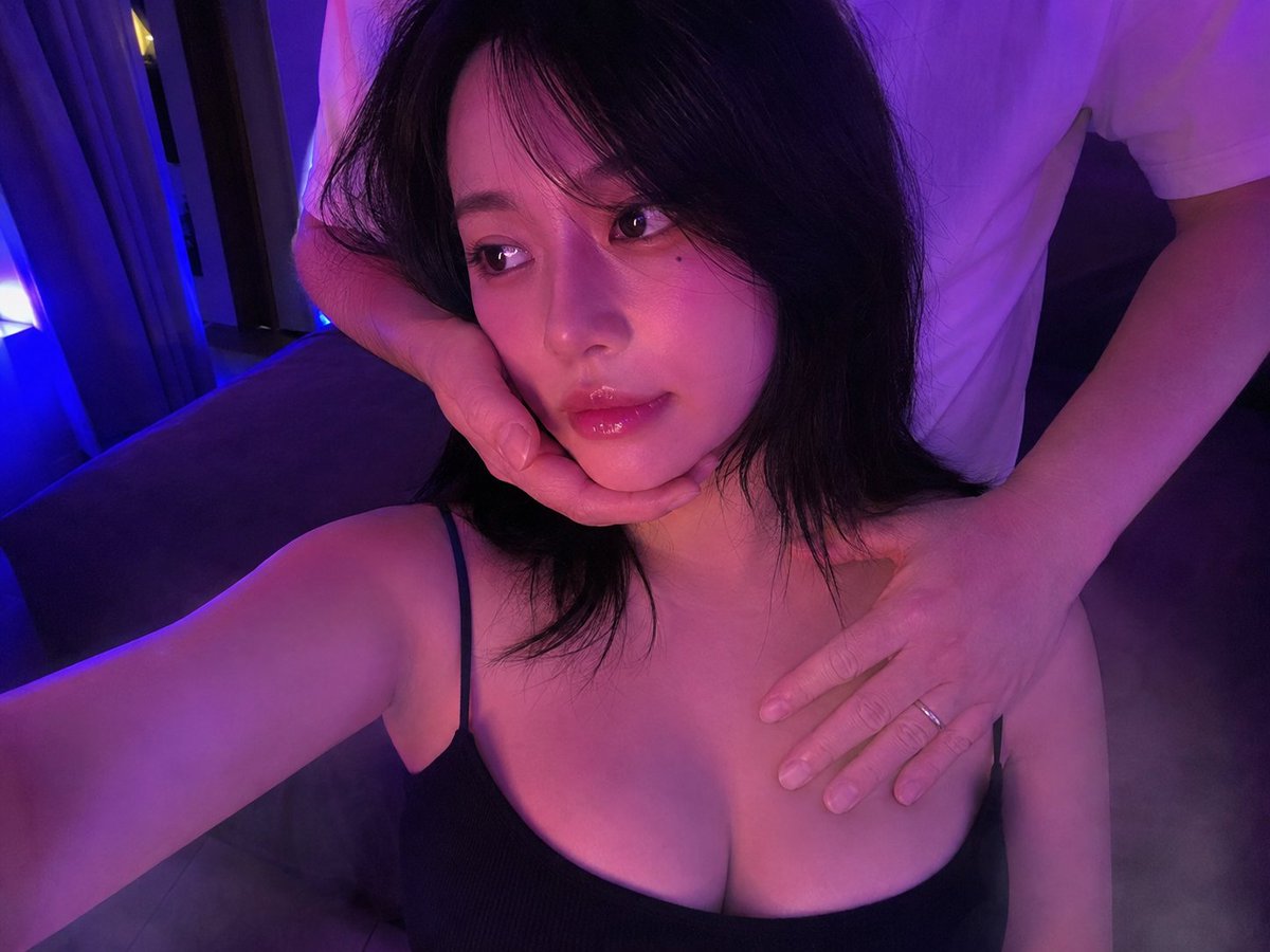 霓虹灯下的绝美视角，ChatGPT 还是牛的🐂 GPT-image 2 prompt 👇 一张高度逼真的 4:3 横向智能手机肖像，主体为一位二十五六岁的东亚…